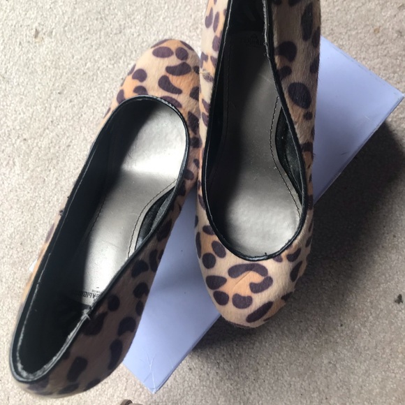 Size 7 by Fergallicious By Fergie leopard faux utopia pumps round toe - Picture 3 of 5